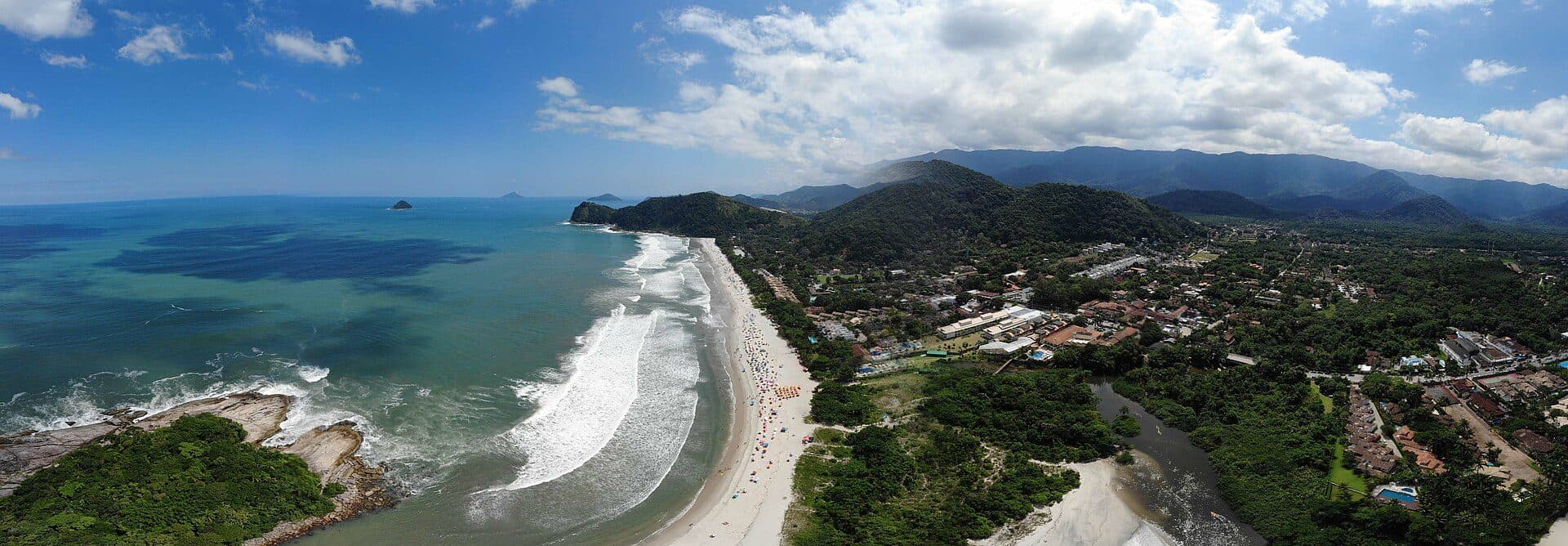 Vista da orla da Praia de Camburi em São Sebastião