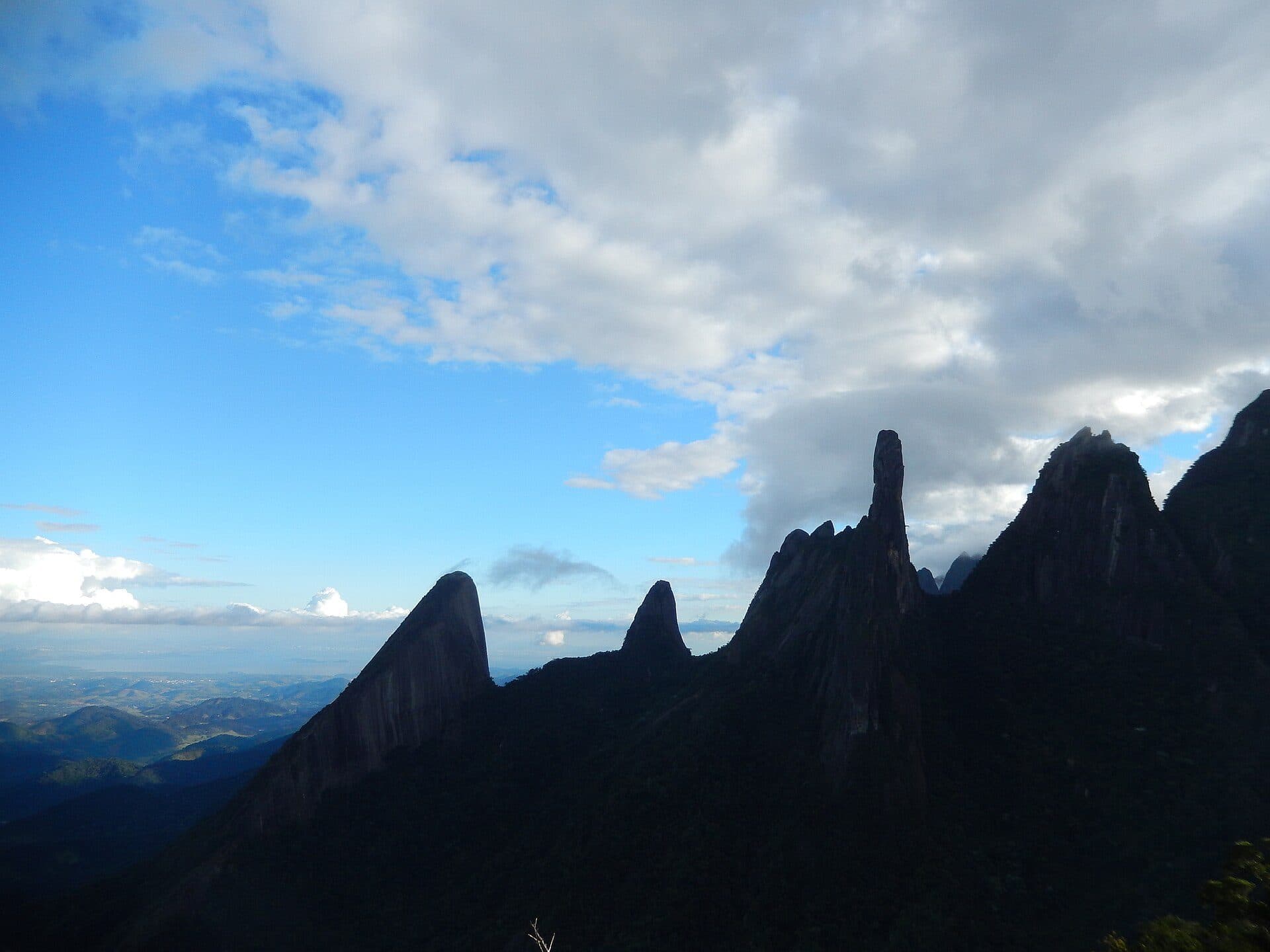 Vista dos picos Escalavrado, Dedo de Nossa Senhora, Dedo de Deus e Cabeça de Peixe