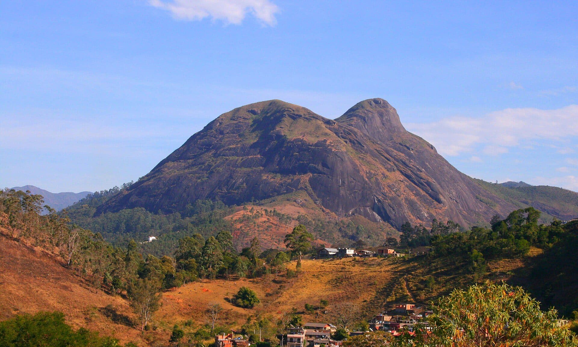 Vista da formação rochosa da Pedra da Tartaruga em Nova Friburgo