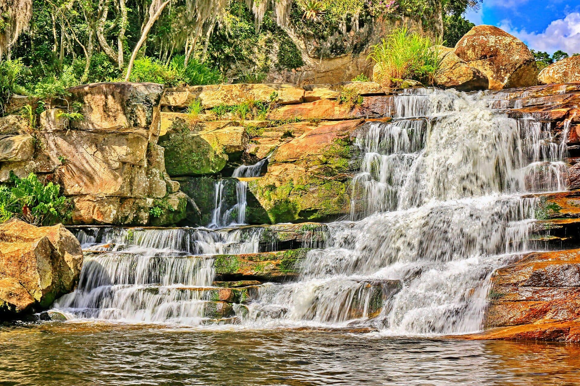 Vista da queda d'água na Cachoeira dos Frades
