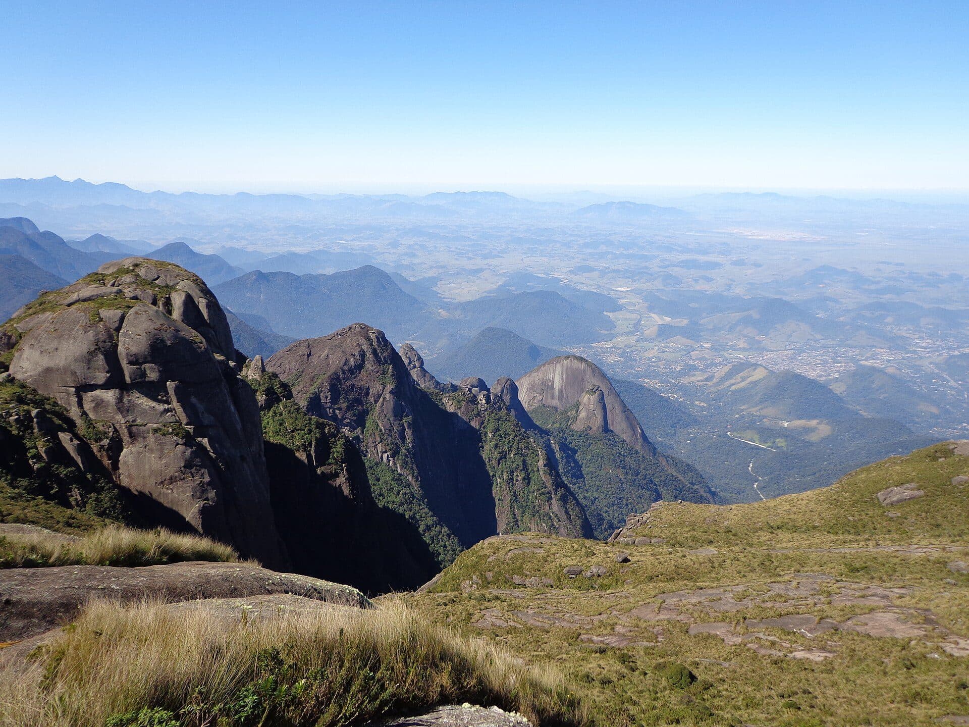 Vista da Pedra do Sino no Parque Nacional da Serra dos Órgãos em Teresópolis, Rio de Janeiro