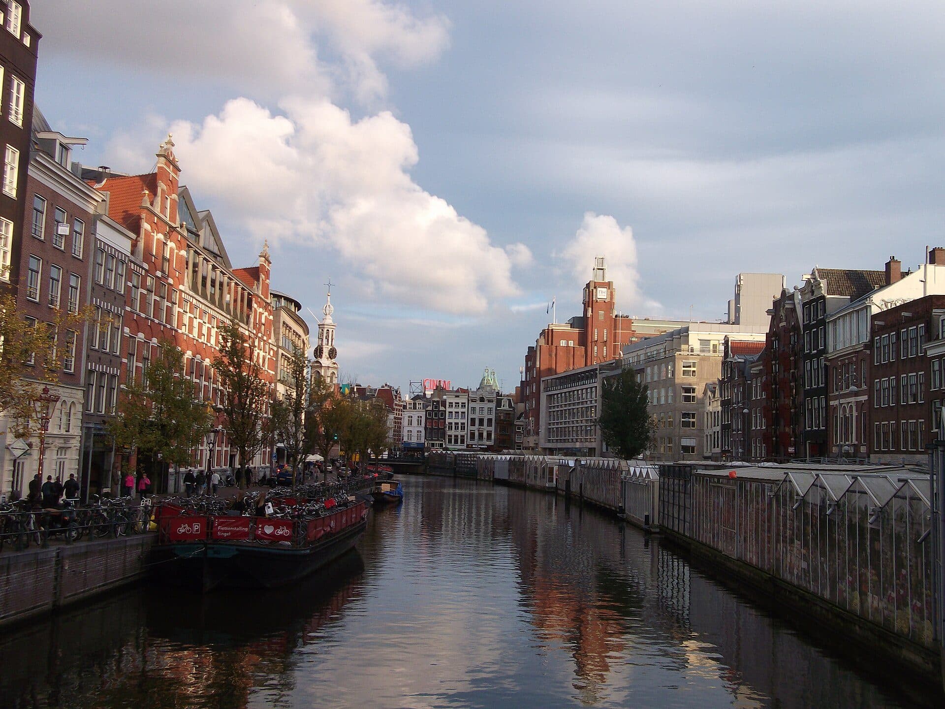 Vista das bancas de flores no mercado Bloemenmarkt
