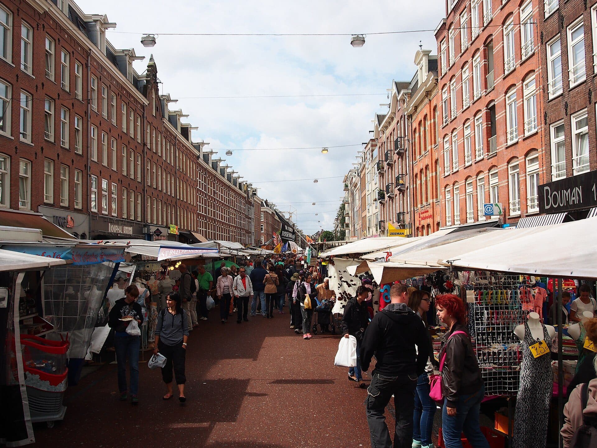 Vista das barracas no mercado de rua Albert Cuyp