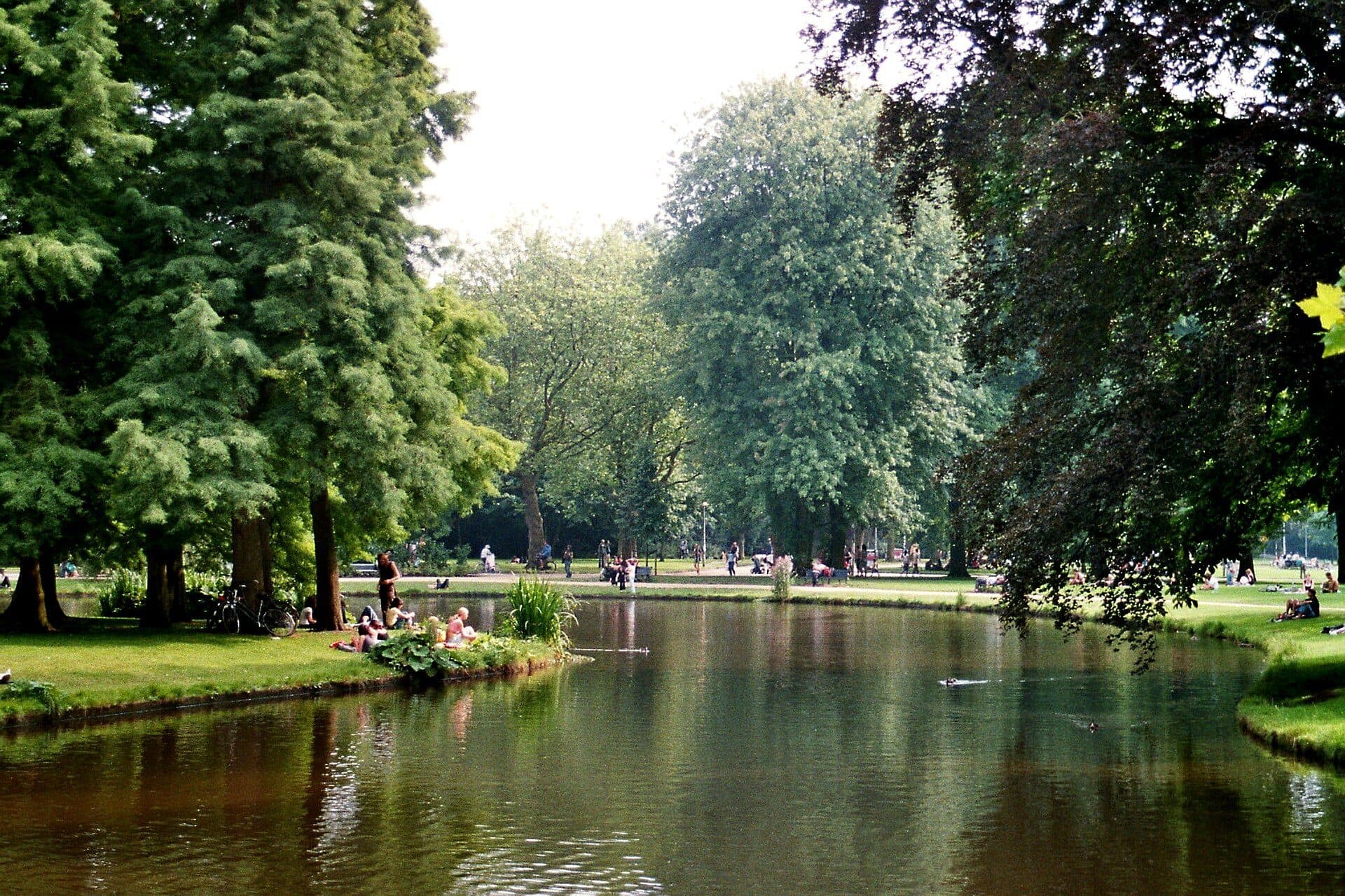 Vista de um lago no parque Vondelpark em Amsterdam