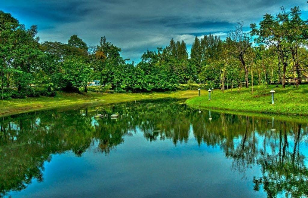 Vista de um pequeno rio no Queen Sirikit Park em Bangkok