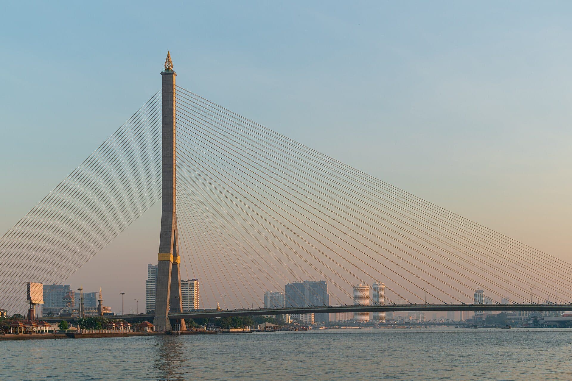 Ponte Rama VIII durante o nascer do sol em Bangkok