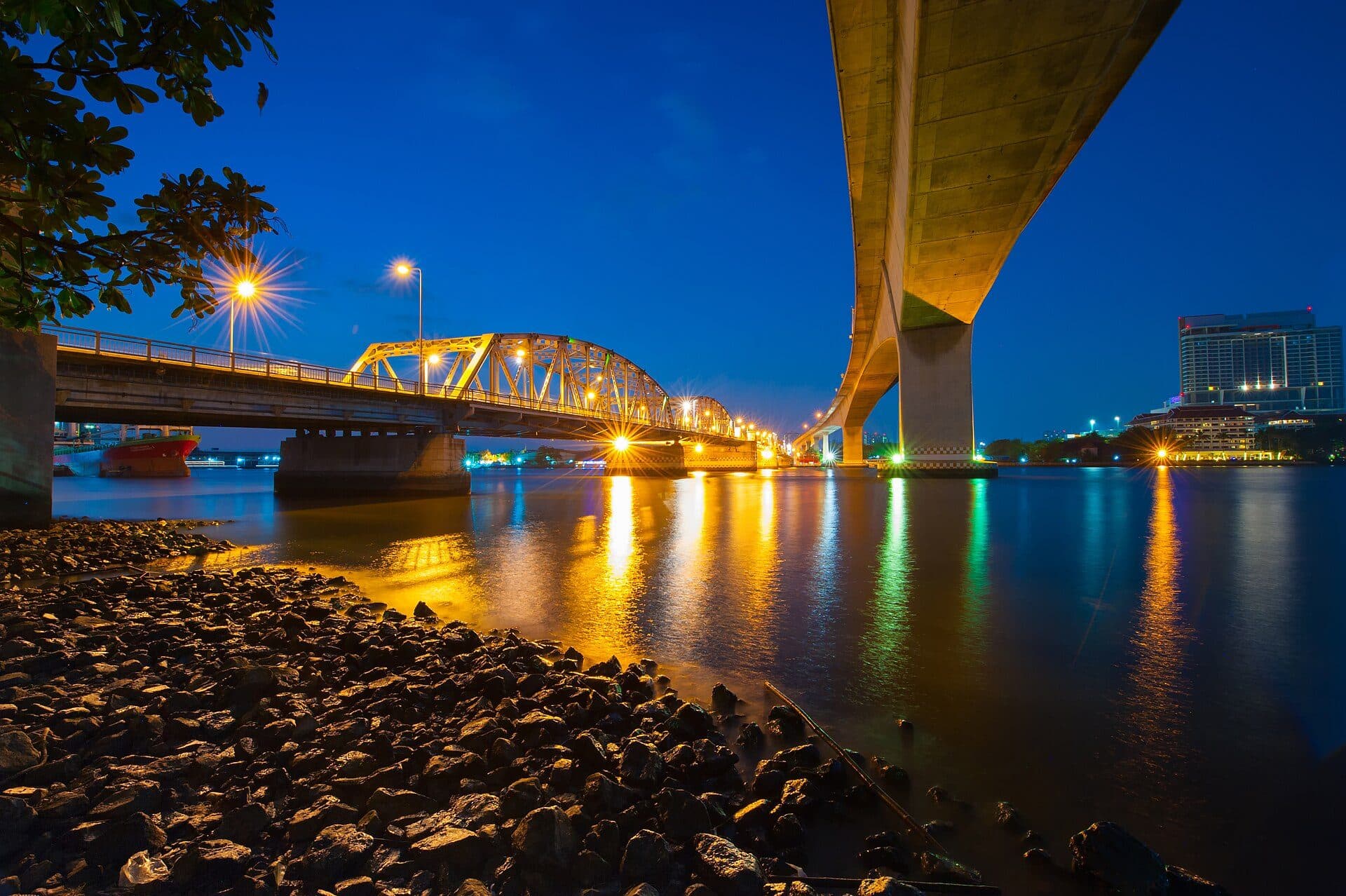 Vista da ponte Krung Thep Bridge em Bangkok