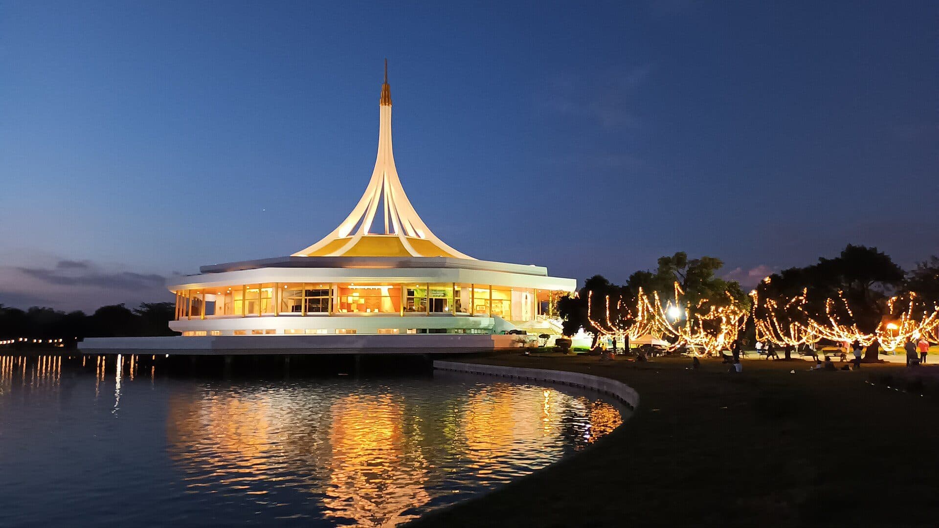 Vista da área verde e jardins no parque Suan Luang Rama IX