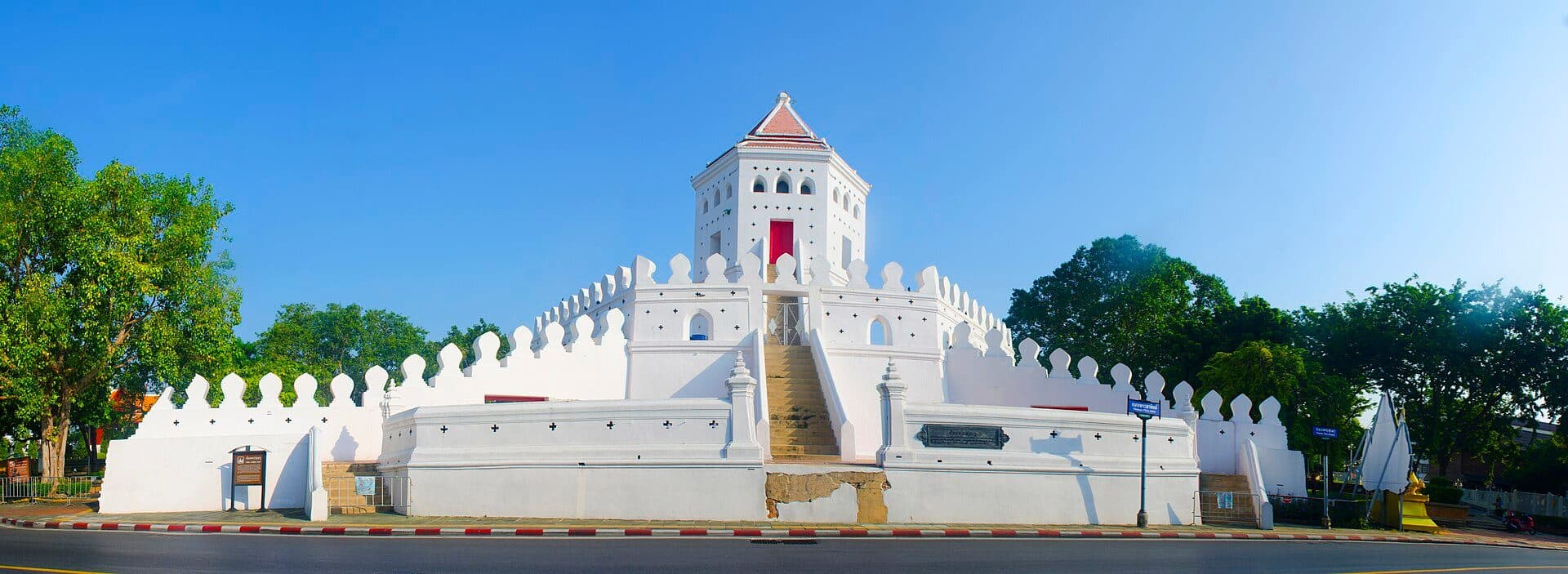 Vista da construção histórica do Forte Phra Sumen