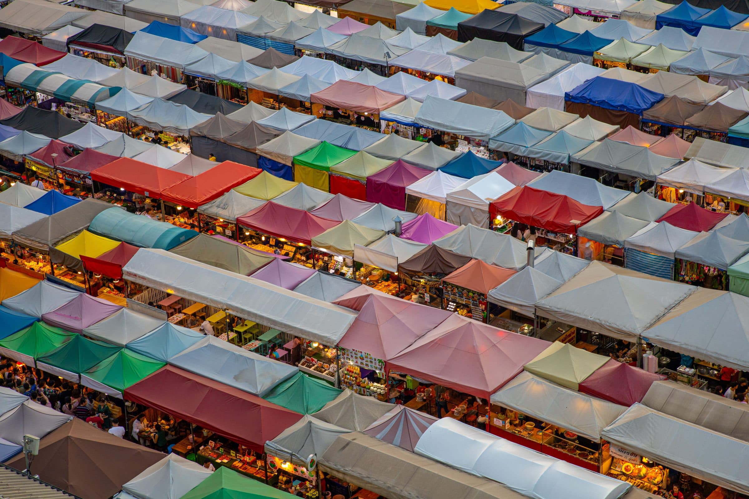Vista aérea de barracas coloridas em um mercado tradicional