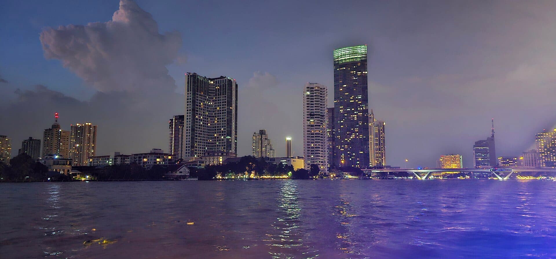 Vista do Rio Chao Phraya na cidade de Bangkok