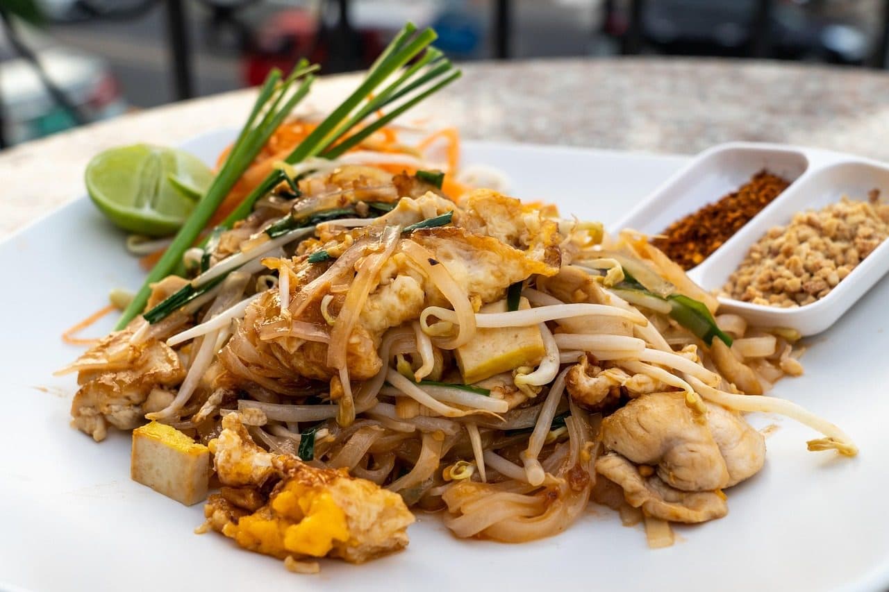 Prato tradicional de pad thai com macarrão e vegetais da culinária tailandesa