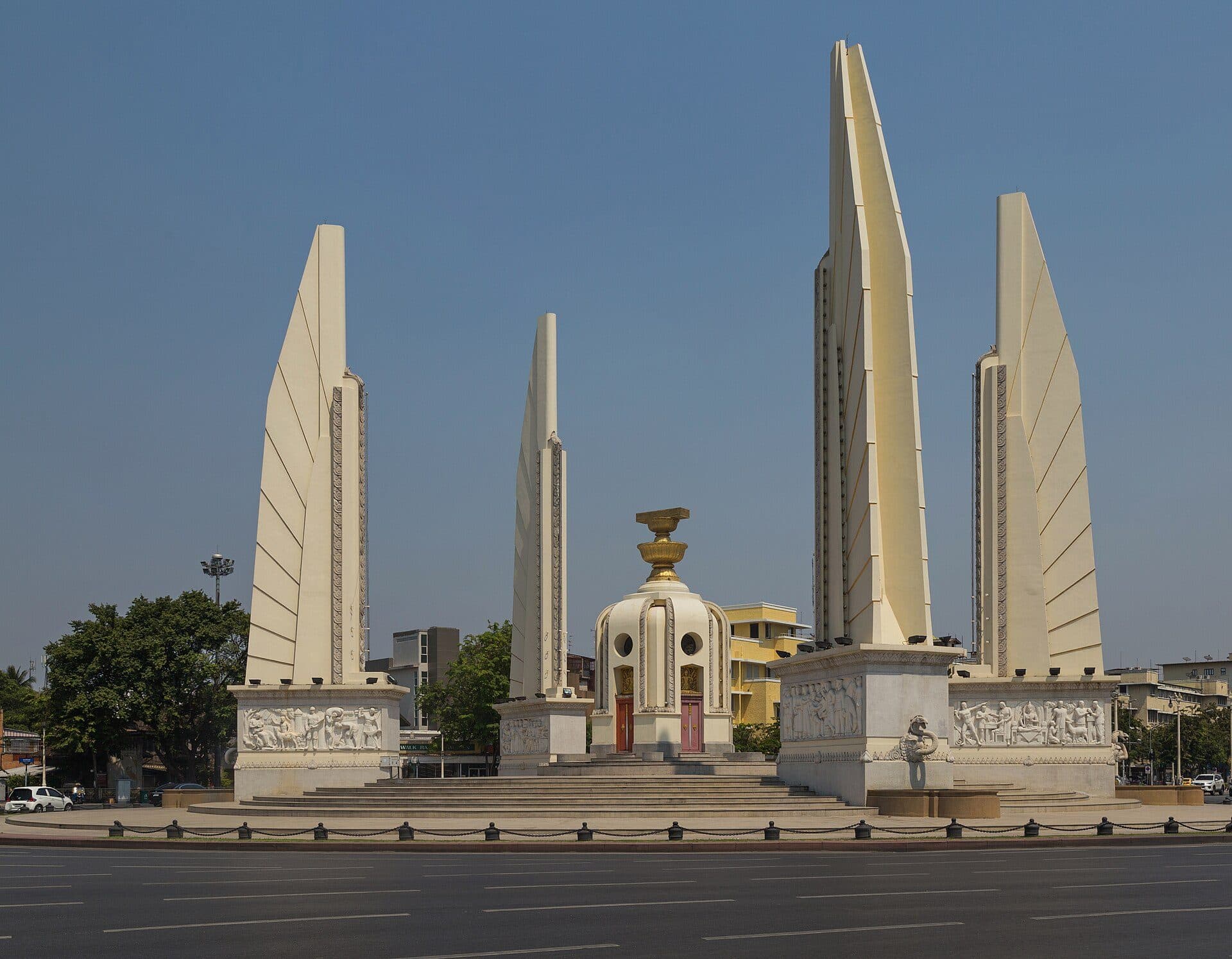 Vista do Monumento da Democracia no distrito de Phra Nakhon em Bangkok
