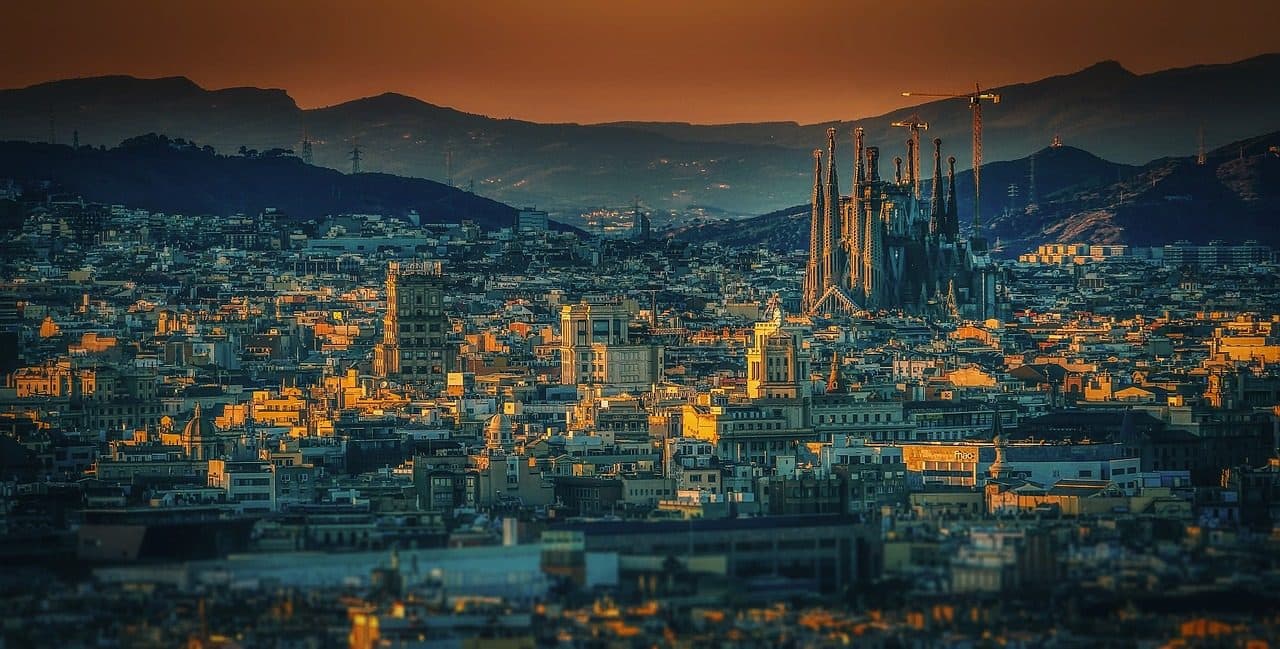 Vista da basílica da Sagrada Família em uma rua de Barcelona na Espanha