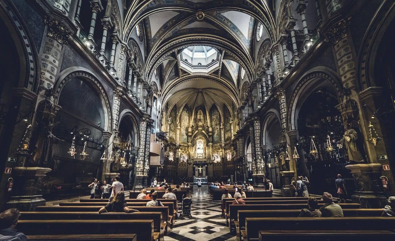 Mosteiro de Montserrat construído em meio às montanhas de pedra na Catalunha