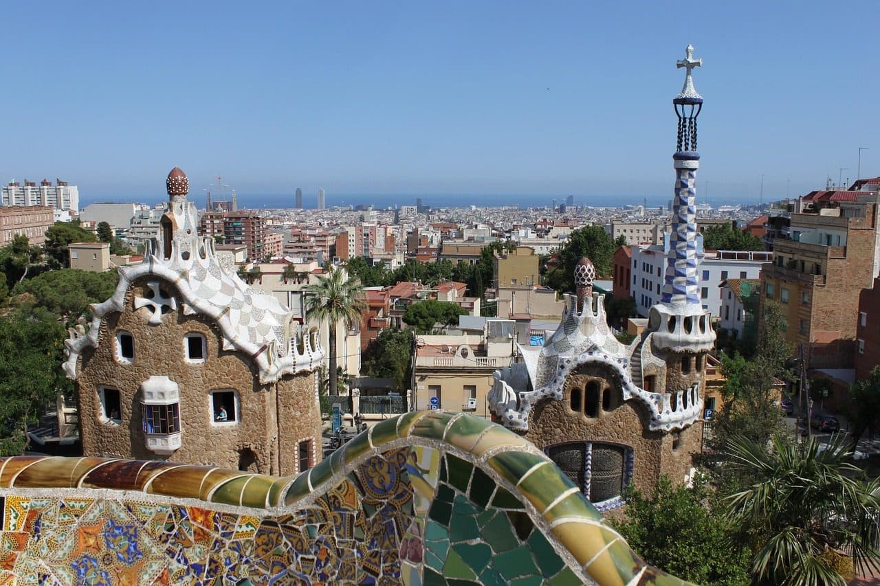 Vista da arquitetura de Gaudí no Parc Güell em Barcelona