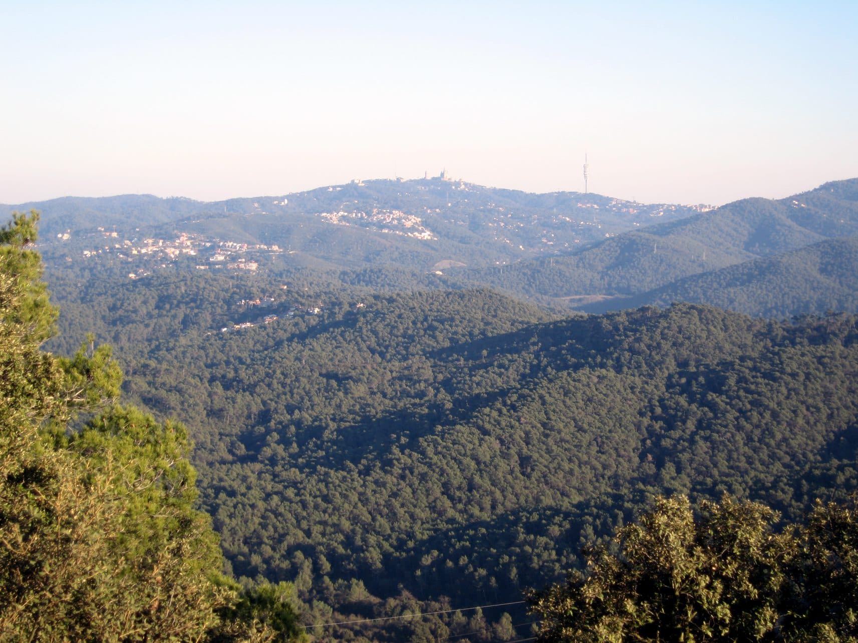 Paisagem natural com montanhas e vegetação na Serra de Collserola