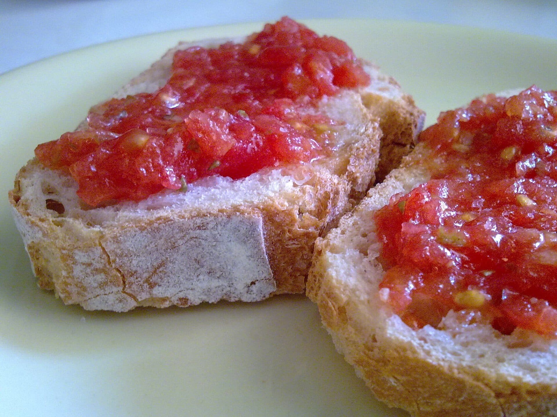 Pão de espelta preparado com tomate ao estilo tradicional catalão