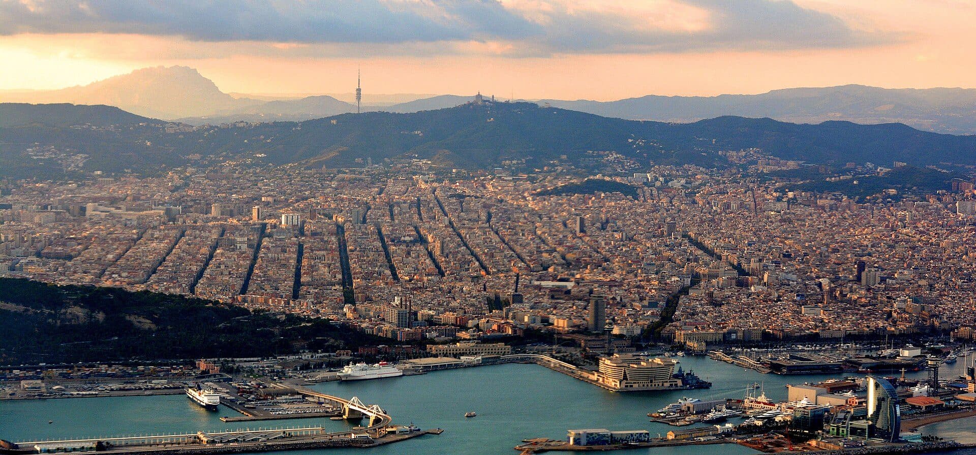 Vista da cidade de Barcelona sob a luz do entardecer