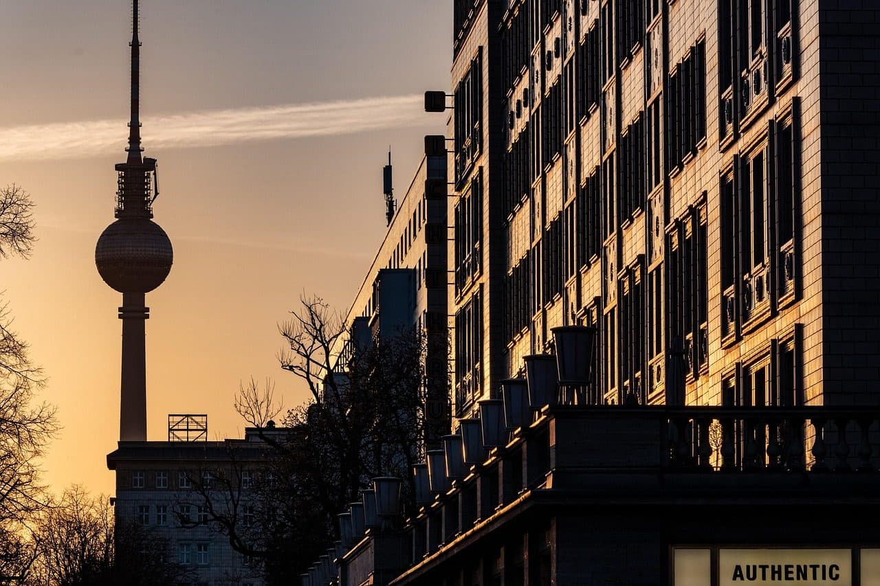 Paisagem urbana de Berlim ao entardecer com destaque para a Torre de TV