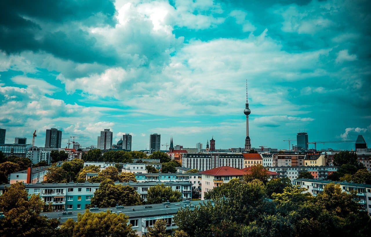 Torre de TV de Berlim em destaque na paisagem urbana de Alexanderplatz sob o céu azul