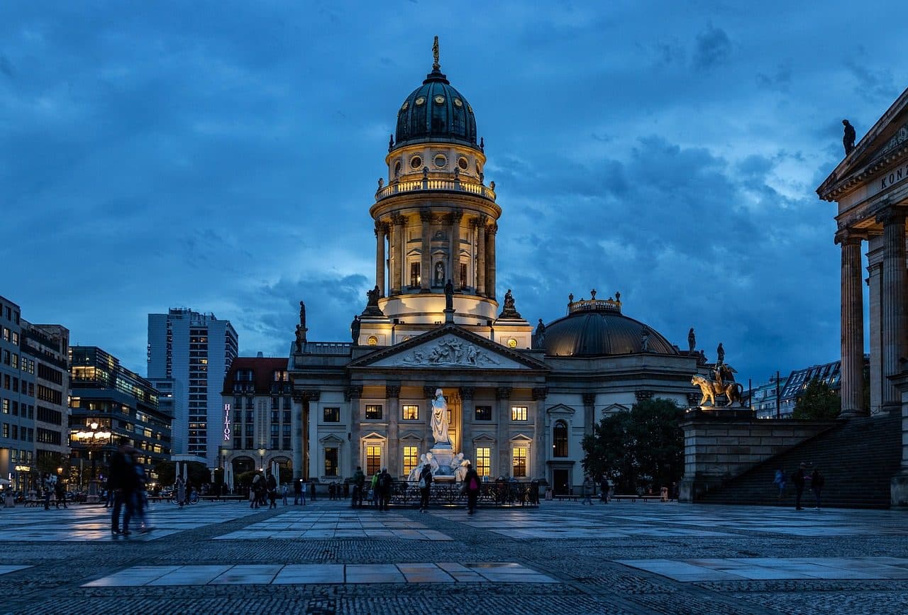 Catedral de Berlim iluminada durante a hora azul ao entardecer