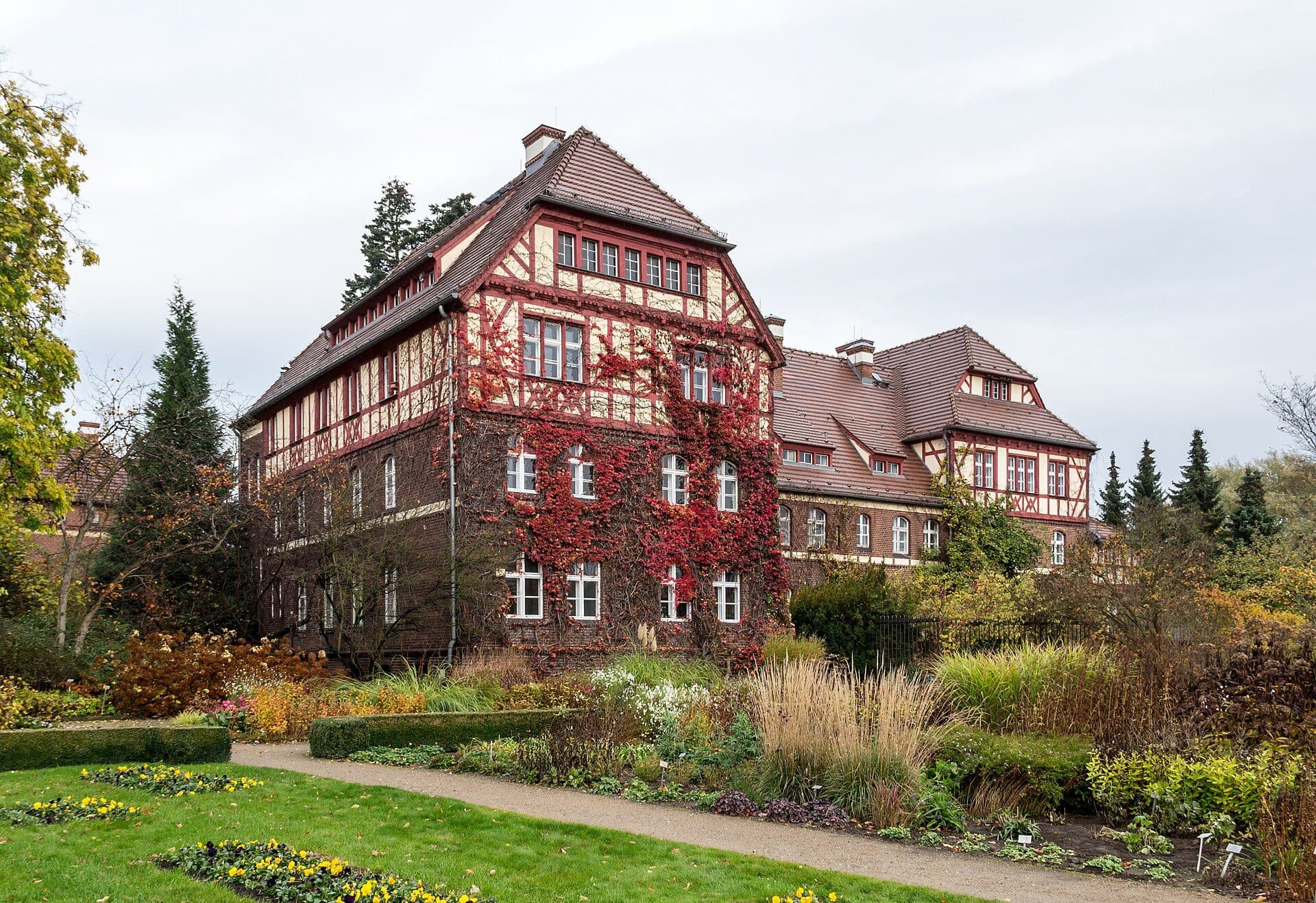 Vista das plantas e áreas verdes no Botanischer Garten em Berlim