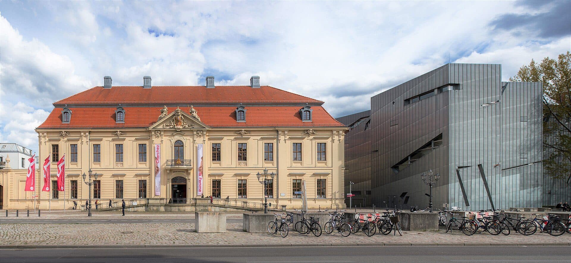 Vista exterior do Museu Judaico de Berlim e do edifício Libeskind-Bau