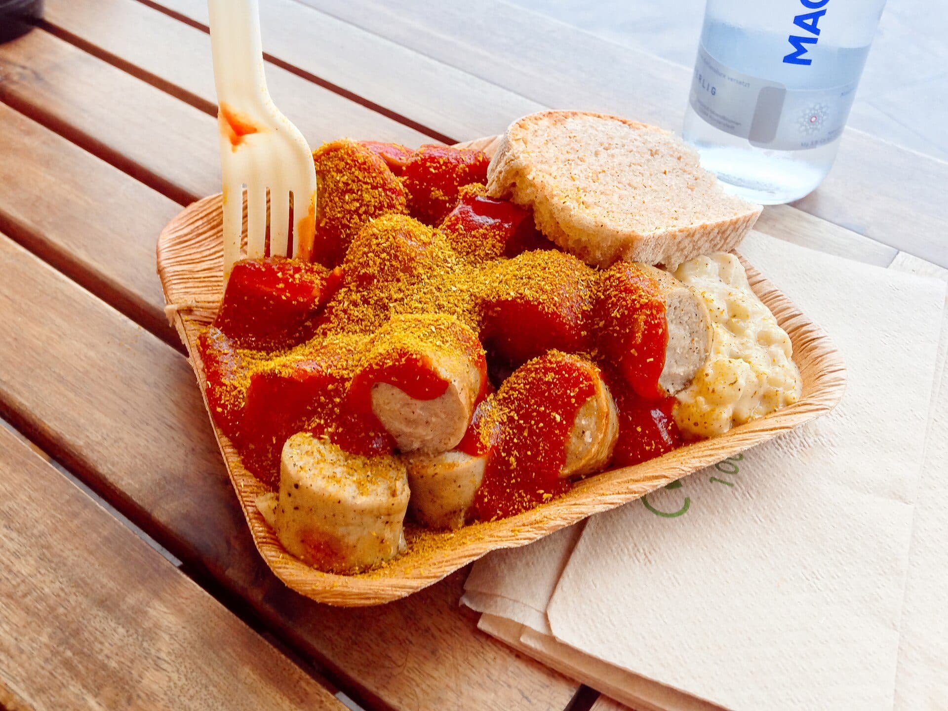 Quiosque de comida de rua servindo currywurst