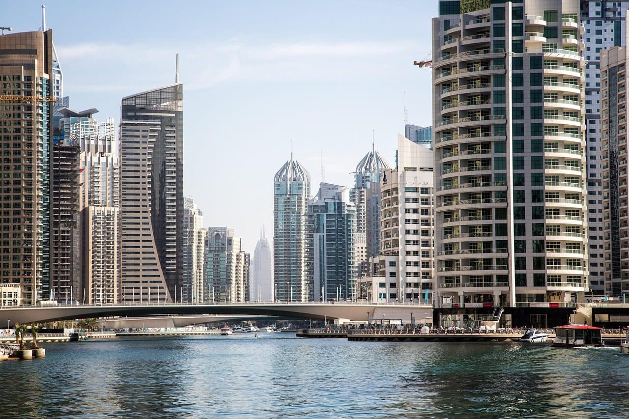 Arranha-céus modernos e edifícios urbanos na Dubai Marina em Dubai