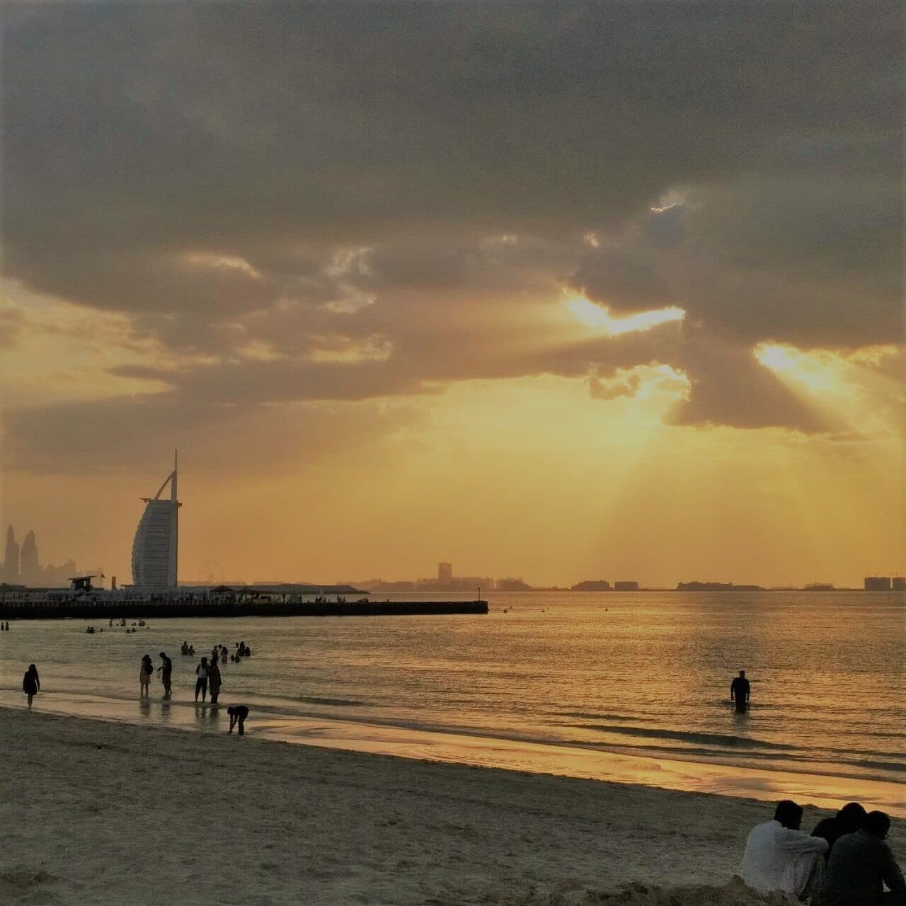 Praia Kite Beach ao entardecer com o Burj al Arab ao fundo