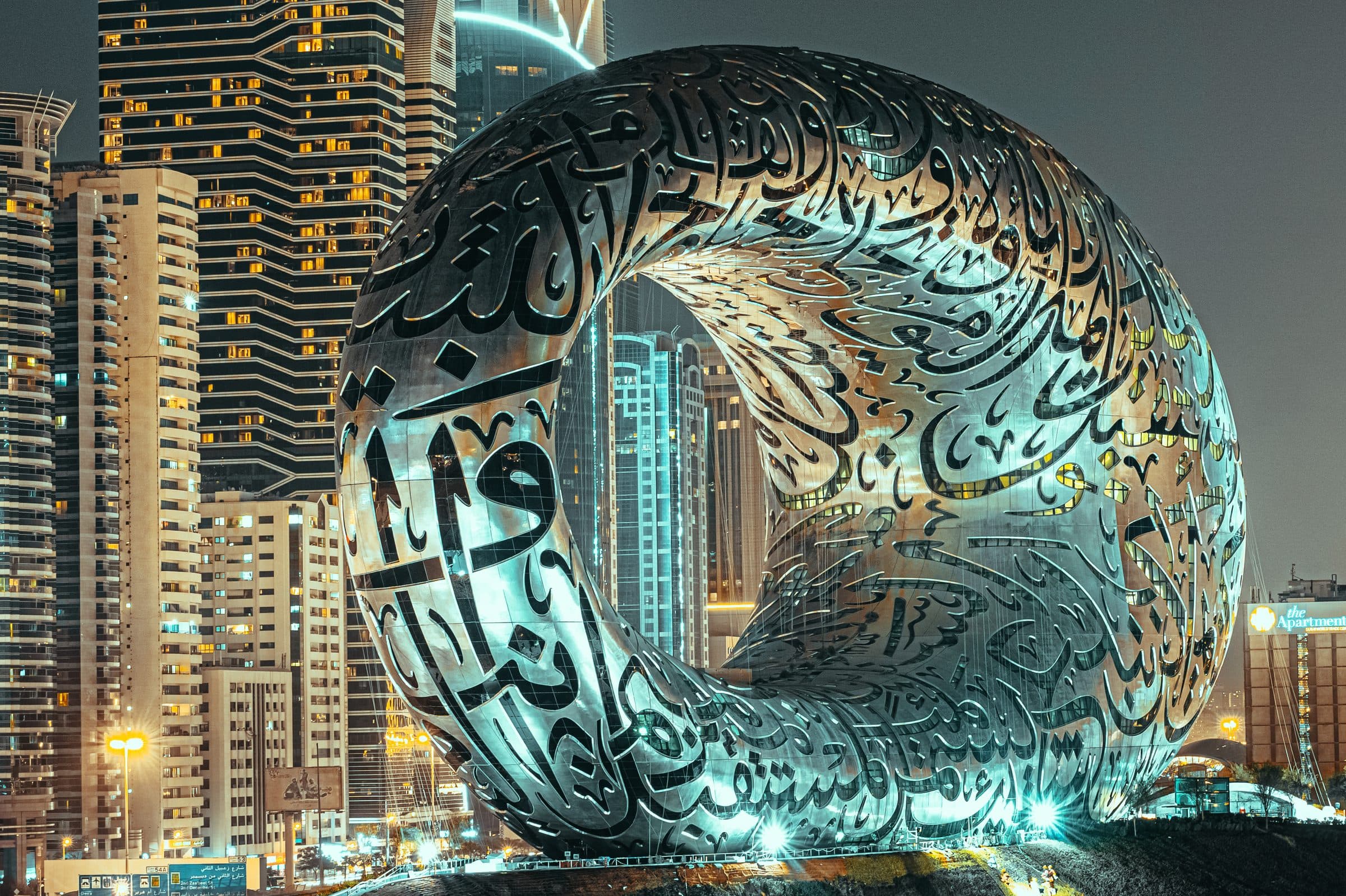 Fachada do Museu do Futuro iluminada à noite em Dubai