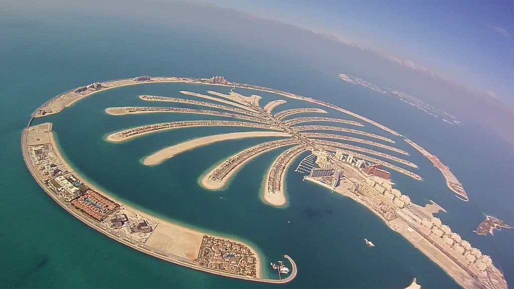 Pessoa realizando voo de wingsuit sobre a ilha Palm Jumeirah em Dubai