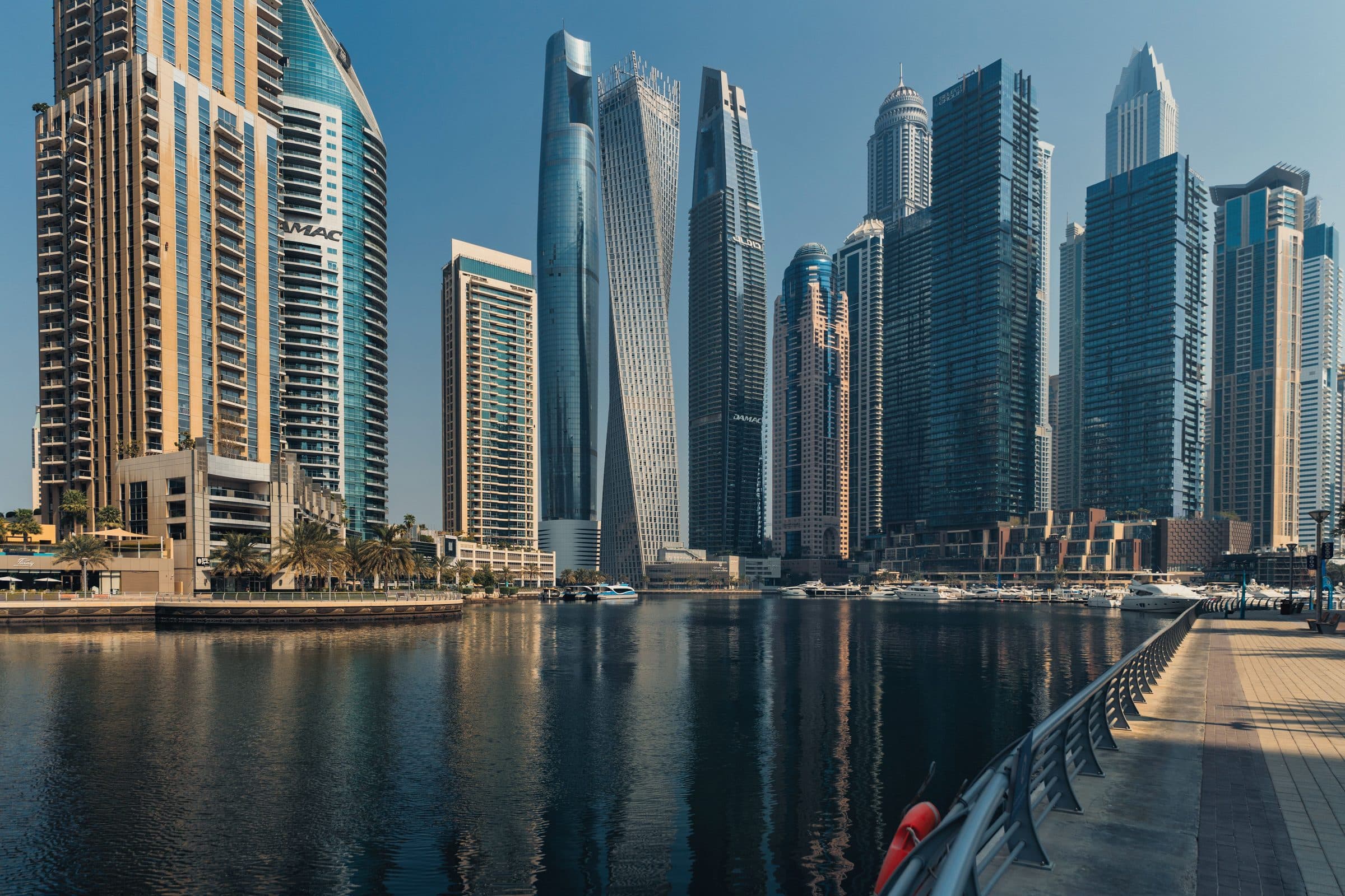 Grandes arranha-céus de Dubai Marina refletidos na água