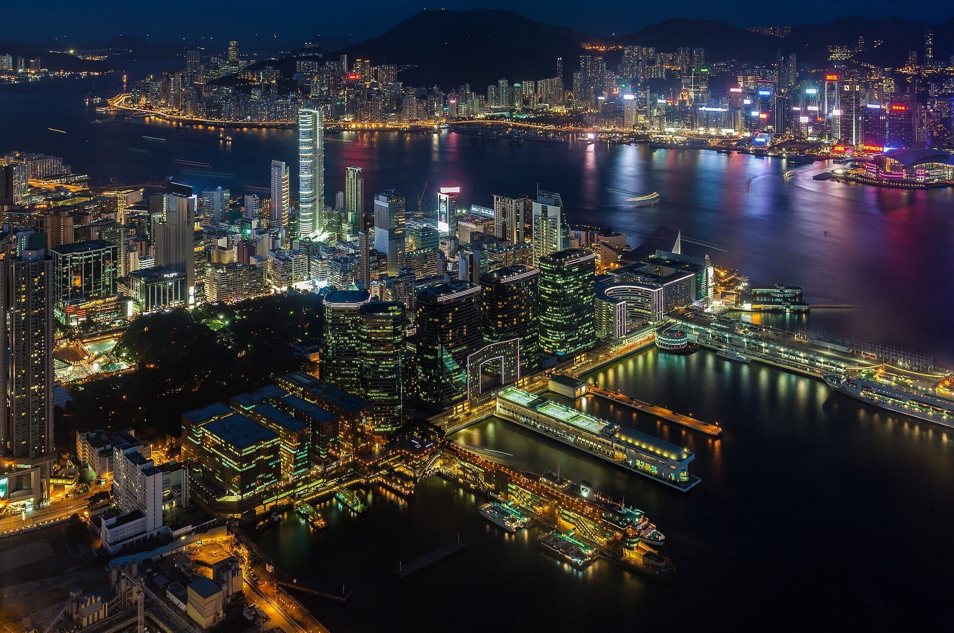Vista do Victoria Harbour a partir do Sky100 em Hong Kong
