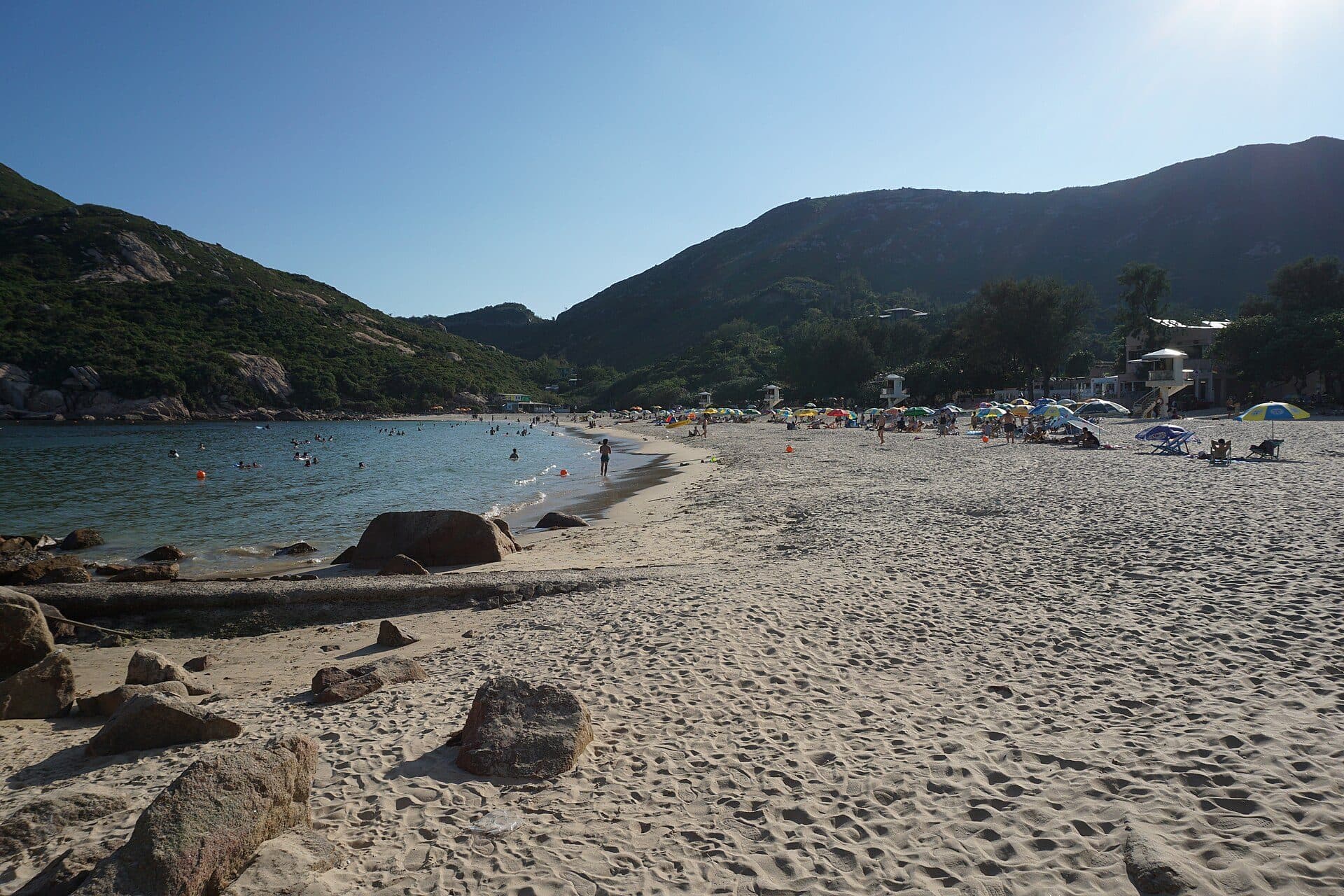 Vista da praia Shek O Beach sob céu totalmente azul