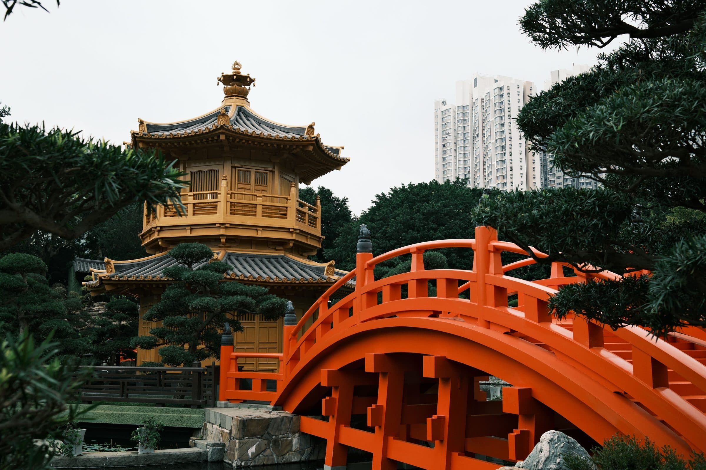 Pavilhão dourado e ponte vermelha no Nan Lian Garden, em Hong Kong