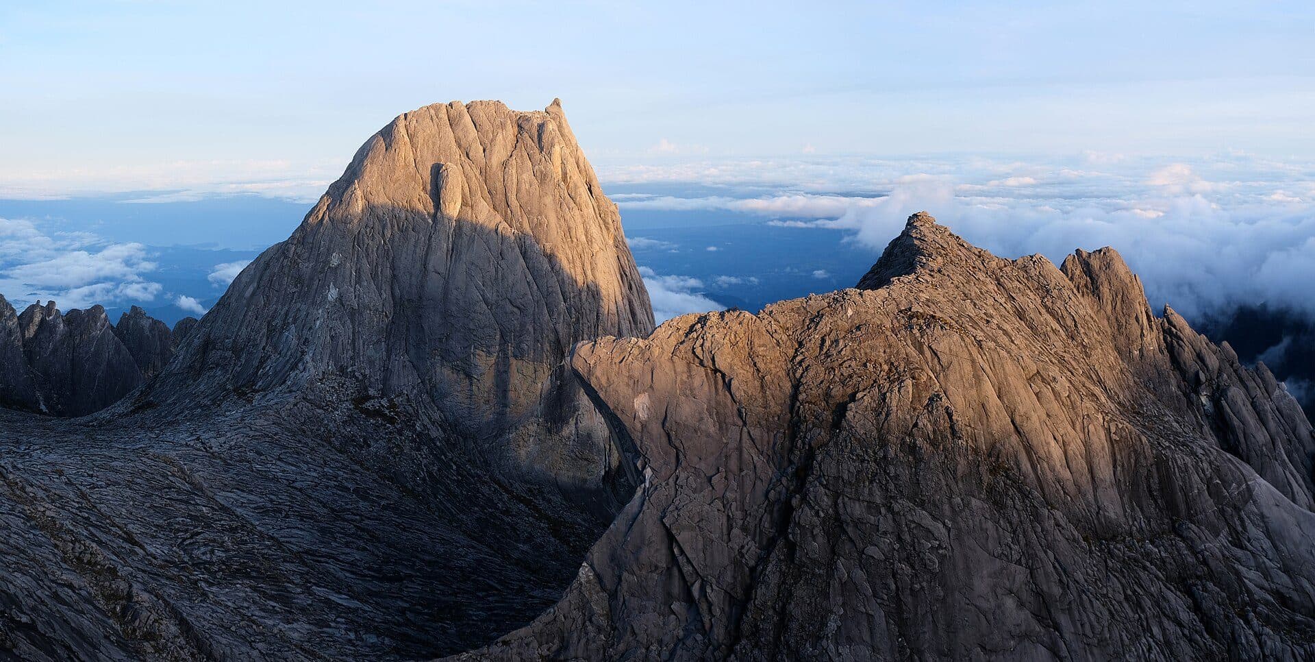 Vista do Victoria Peak no Mount Kinabalu