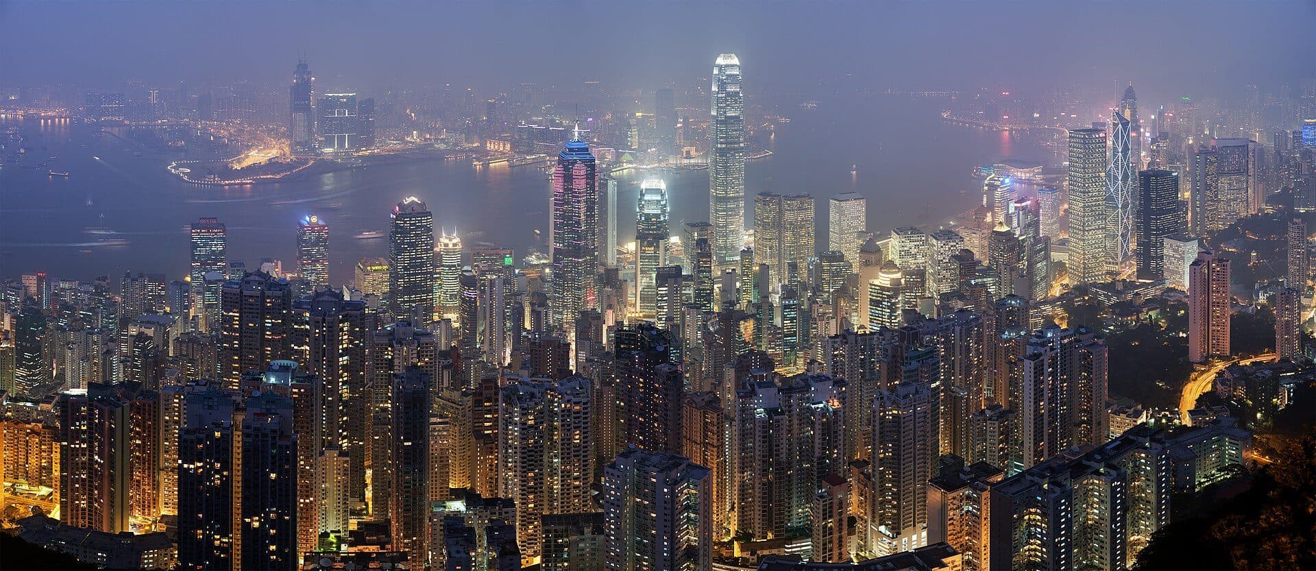 Vista panorâmica dos arranha-céus na linha do horizonte de Hong Kong