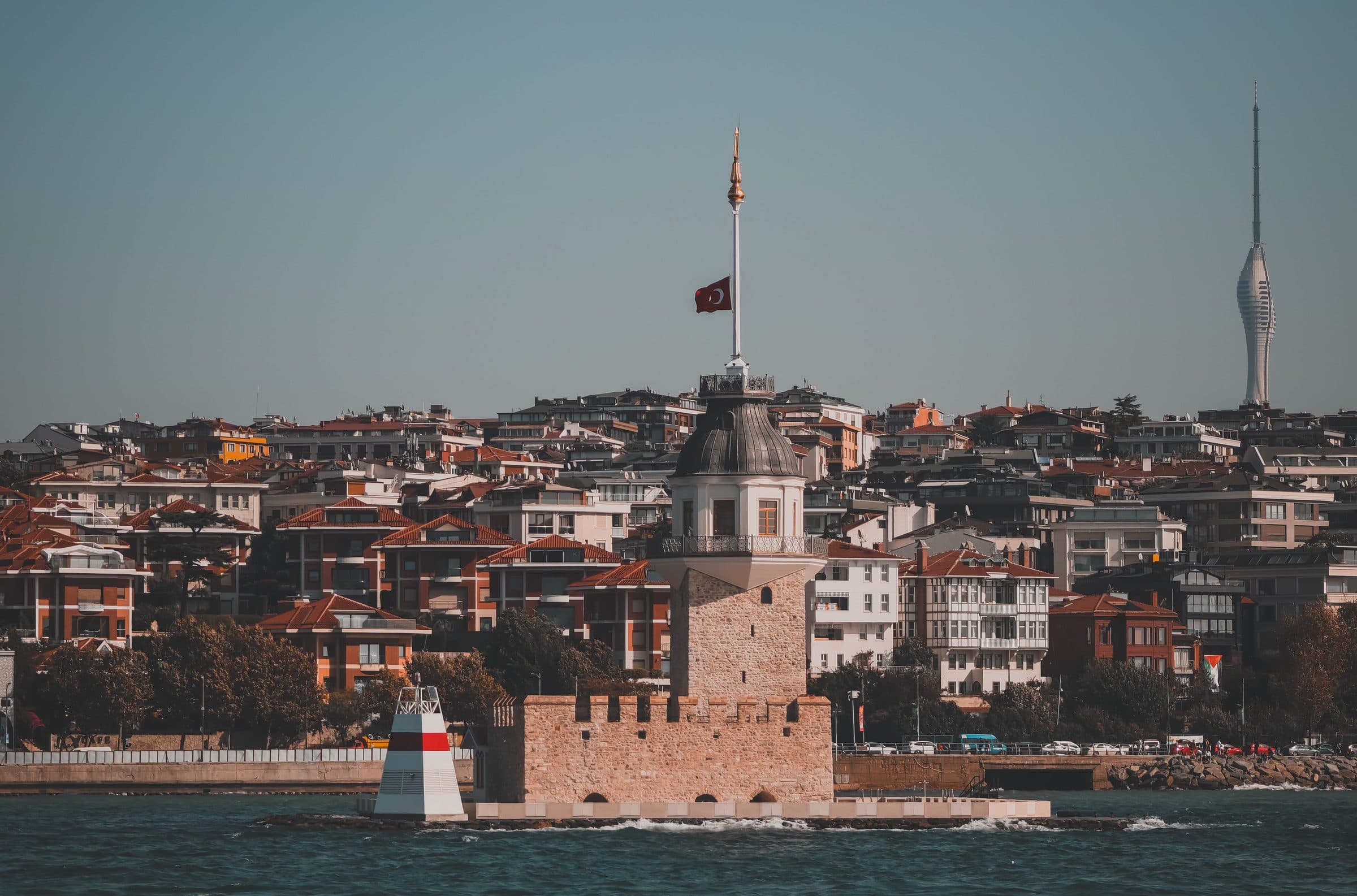 Vista da Maiden's Tower em Istambul com a paisagem urbana ao fundo e céu azul