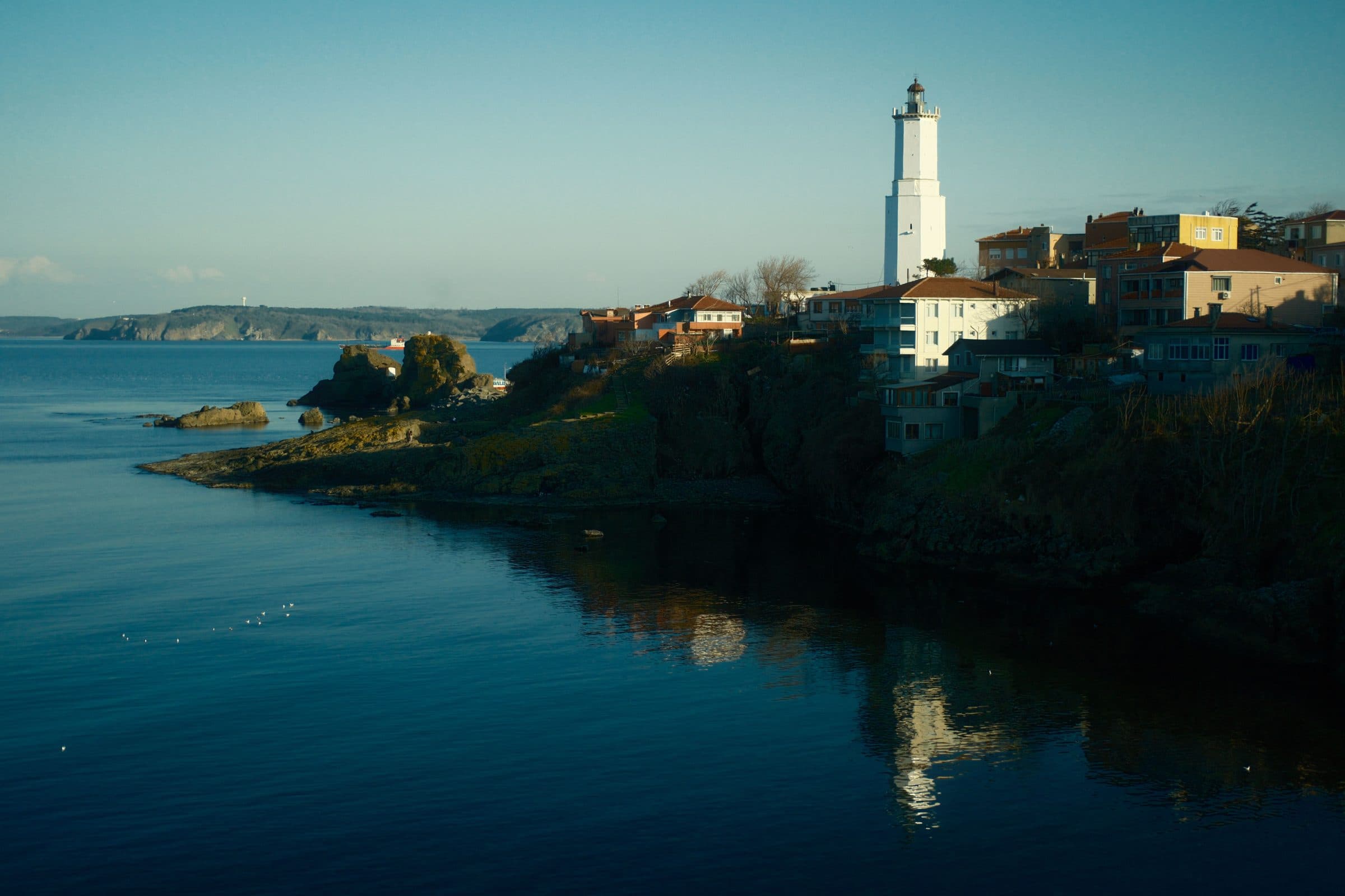 Paisagem costeira com o farol Rumeli Feneri em um dia ensolarado na Turquia