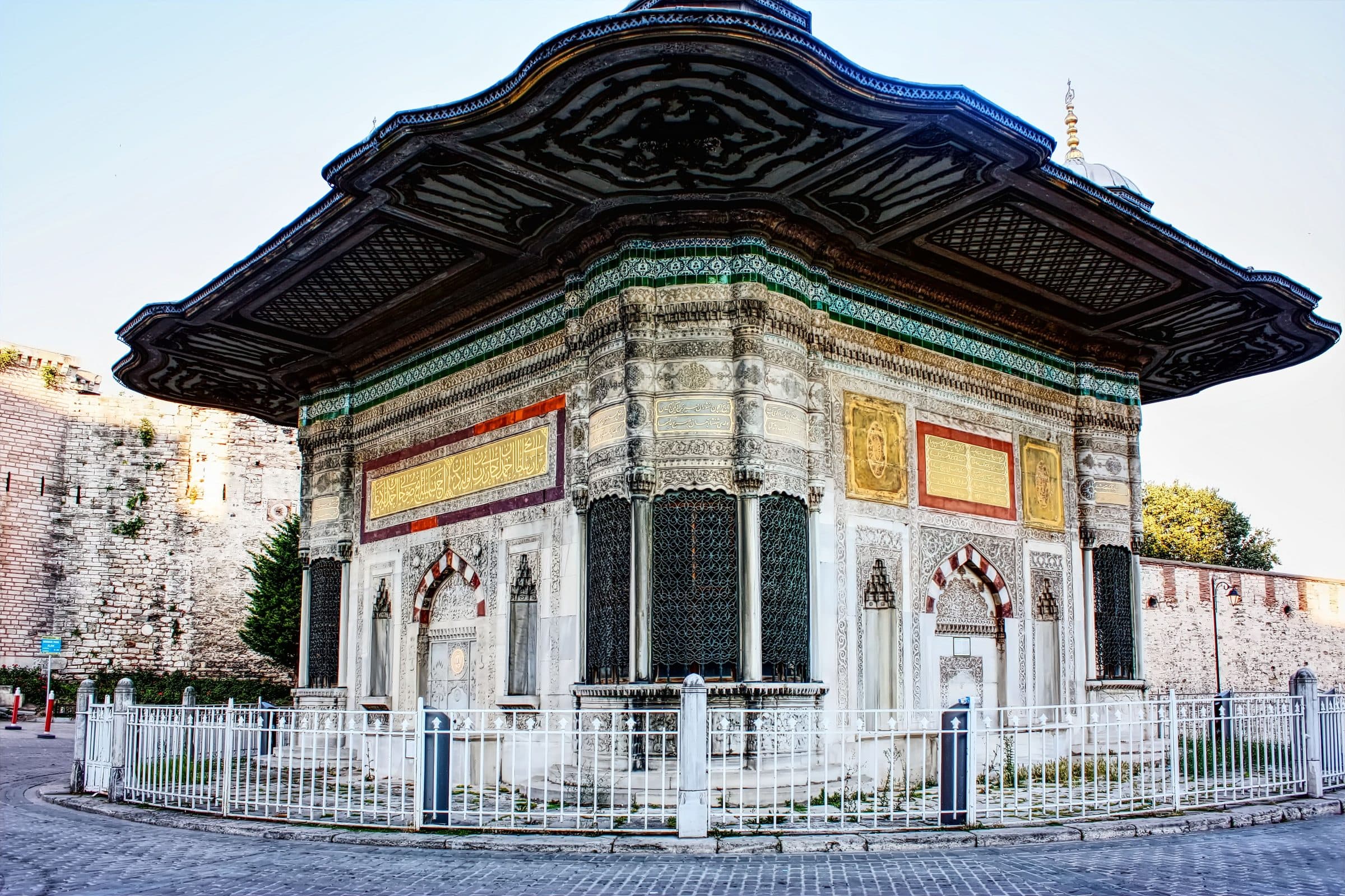 Fonte otomana histórica perto do Palácio Topkapi em Istambul, Turquia