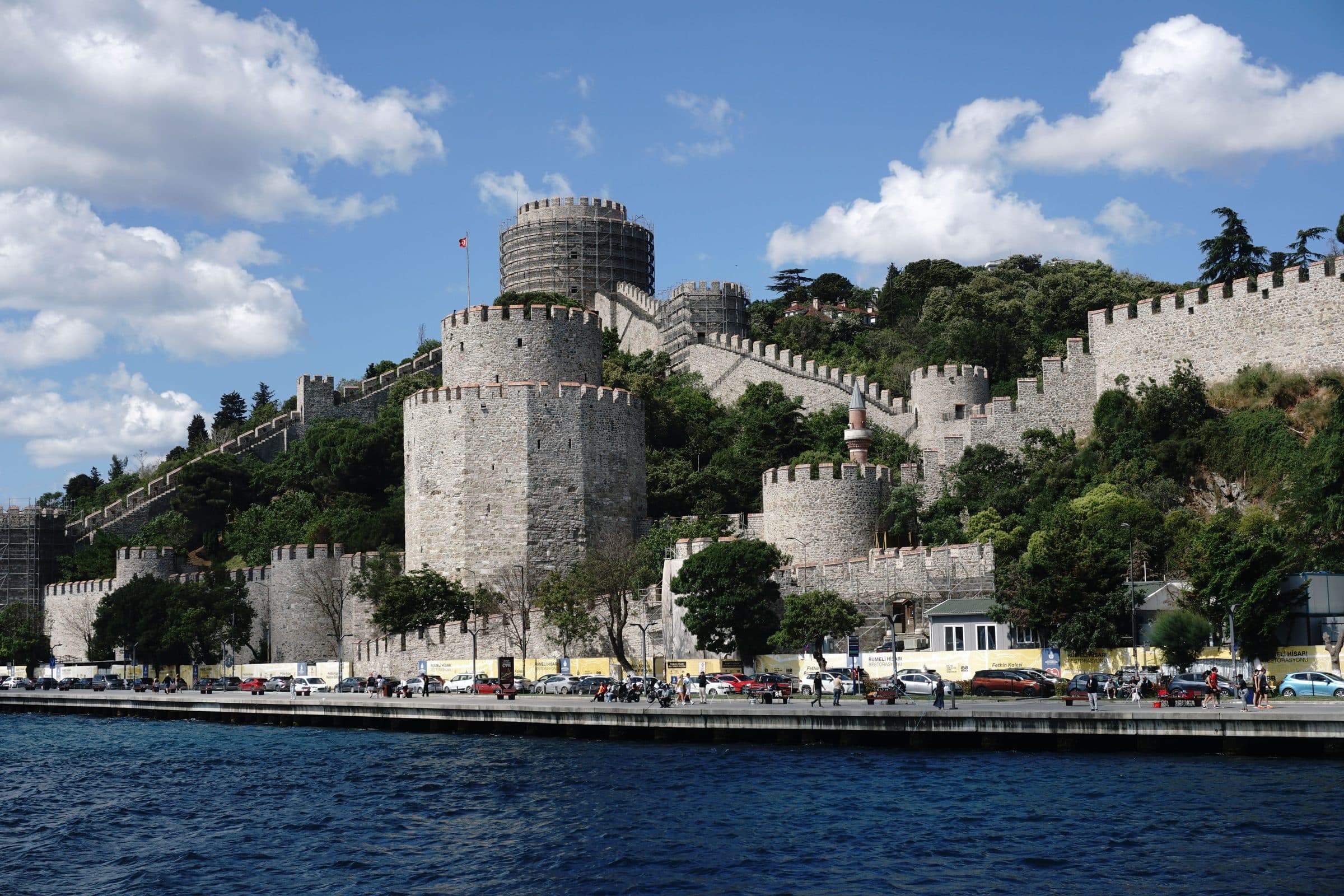 Vista do Forte de Rumeli às margens do Bósforo em Istambul