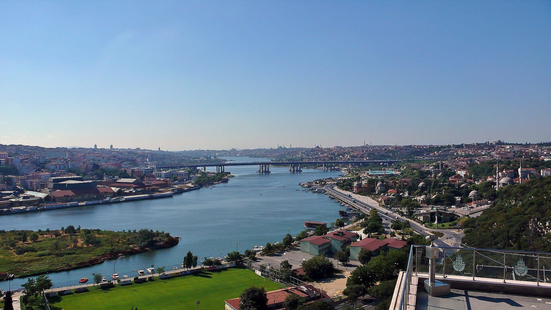 Vista do Chifre de Ouro a partir do mirante Pierre Loti Café em Eyüp Sultan