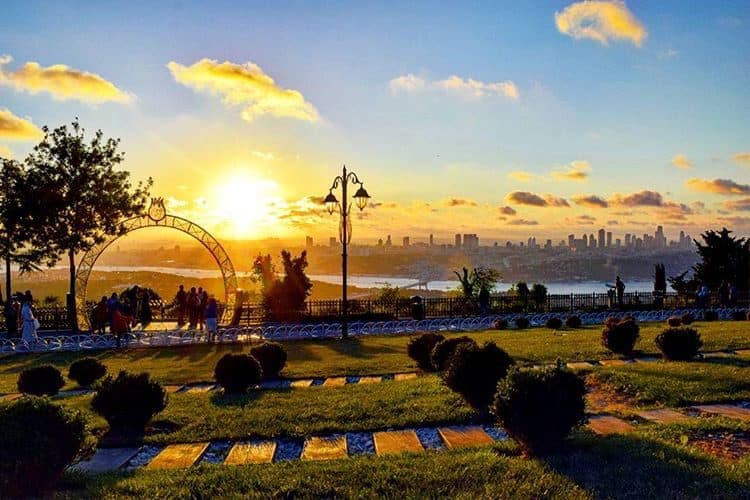 Vista do pôr do sol no Büyük Çamlıca Tepesi