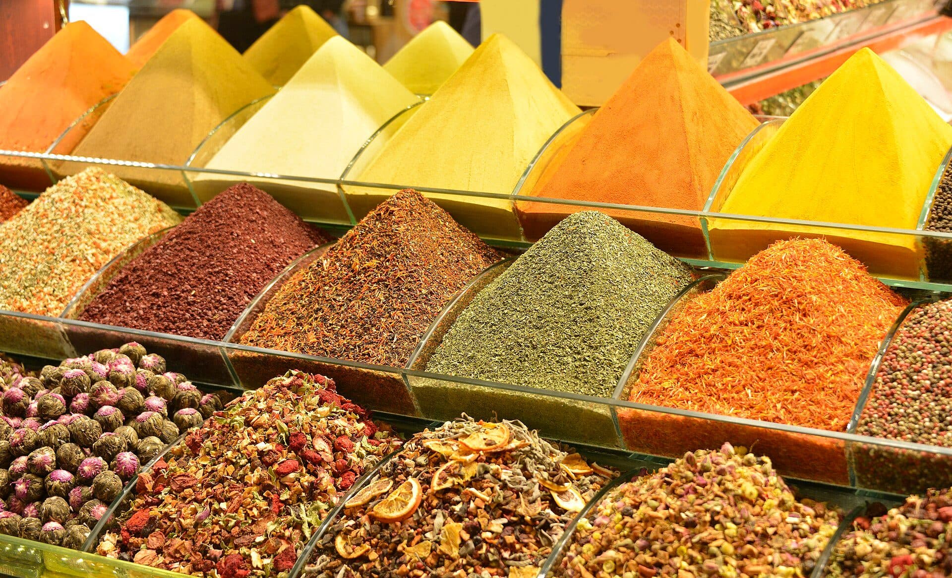 Especiarias expostas à venda no Spice Bazaar em Istambul