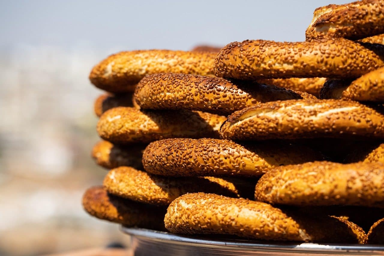 Close-up de uma pilha de simits tradicionais turcos cobertos com sementes de gergelim