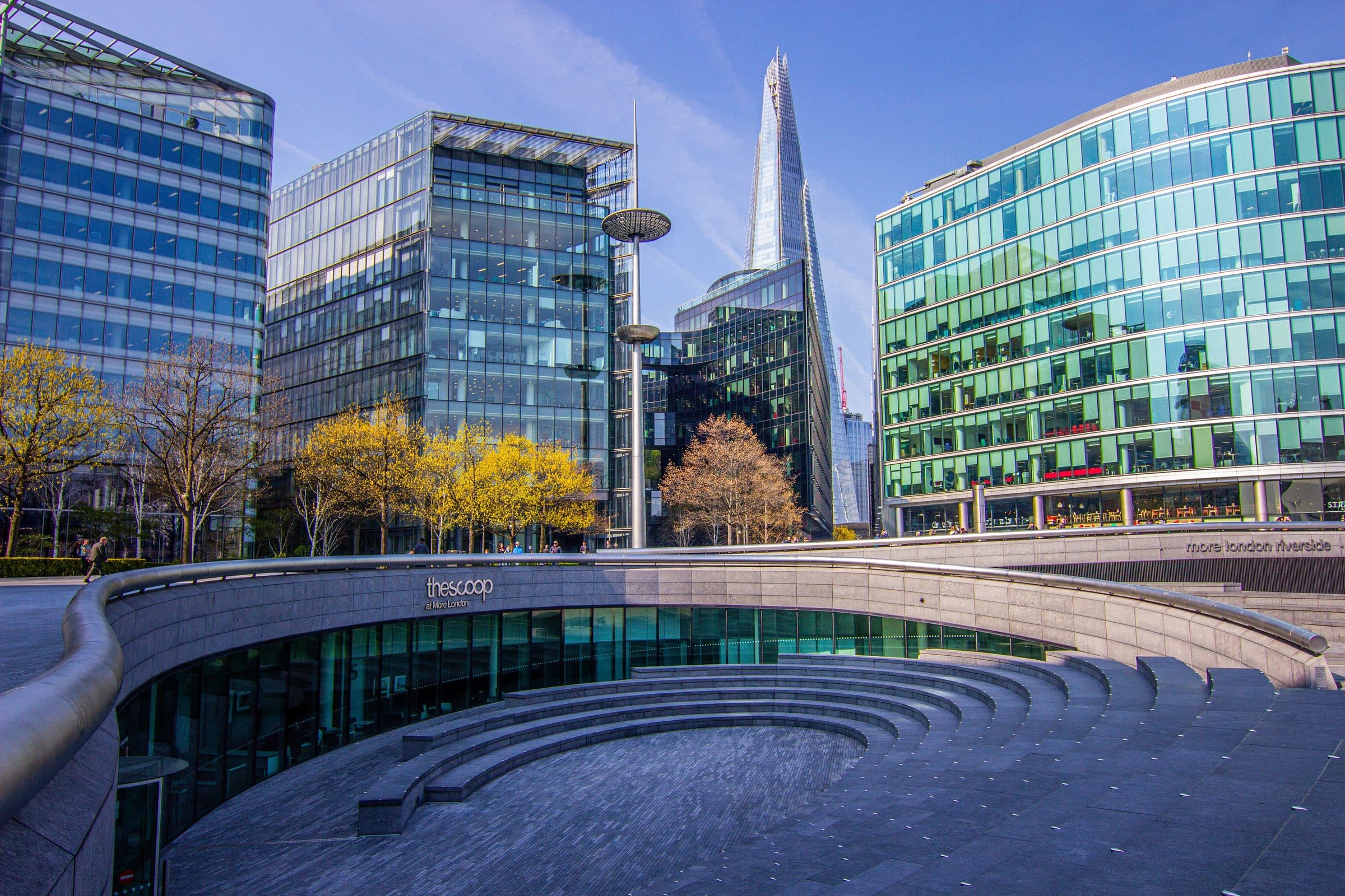 Vista do anfiteatro The Scoop e prédios modernos ao fundo, incluindo o The Shard, em Londres