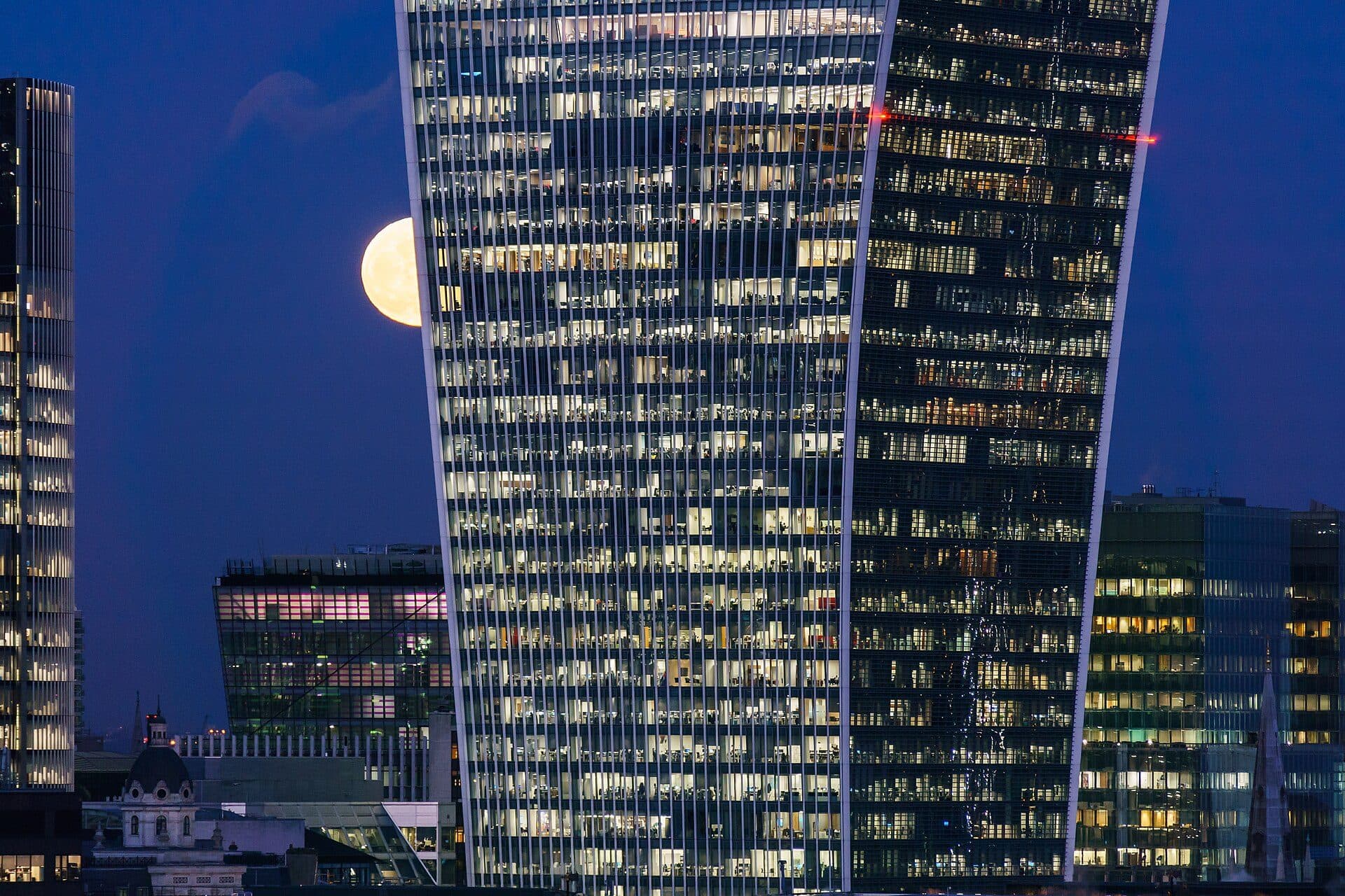 Superlua no céu sobre a City of London vista a partir da Tate Modern