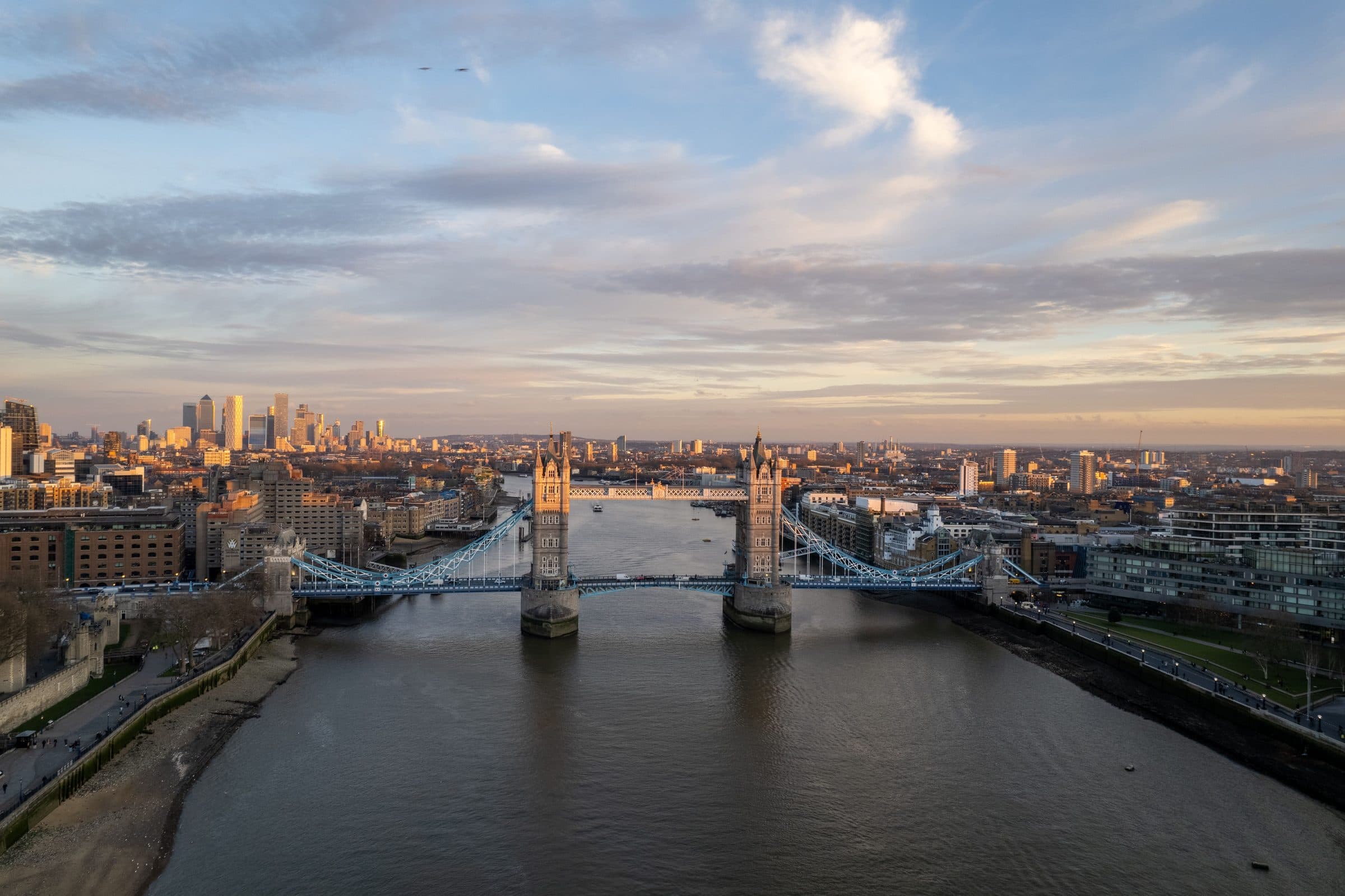Vista aérea da Tower Bridge com o horizonte de Londres ao entardecer